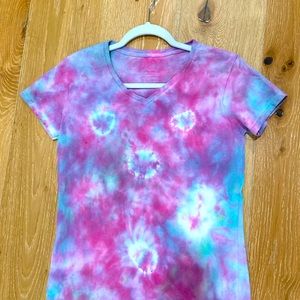 Tie-dye V-neck t-shirt